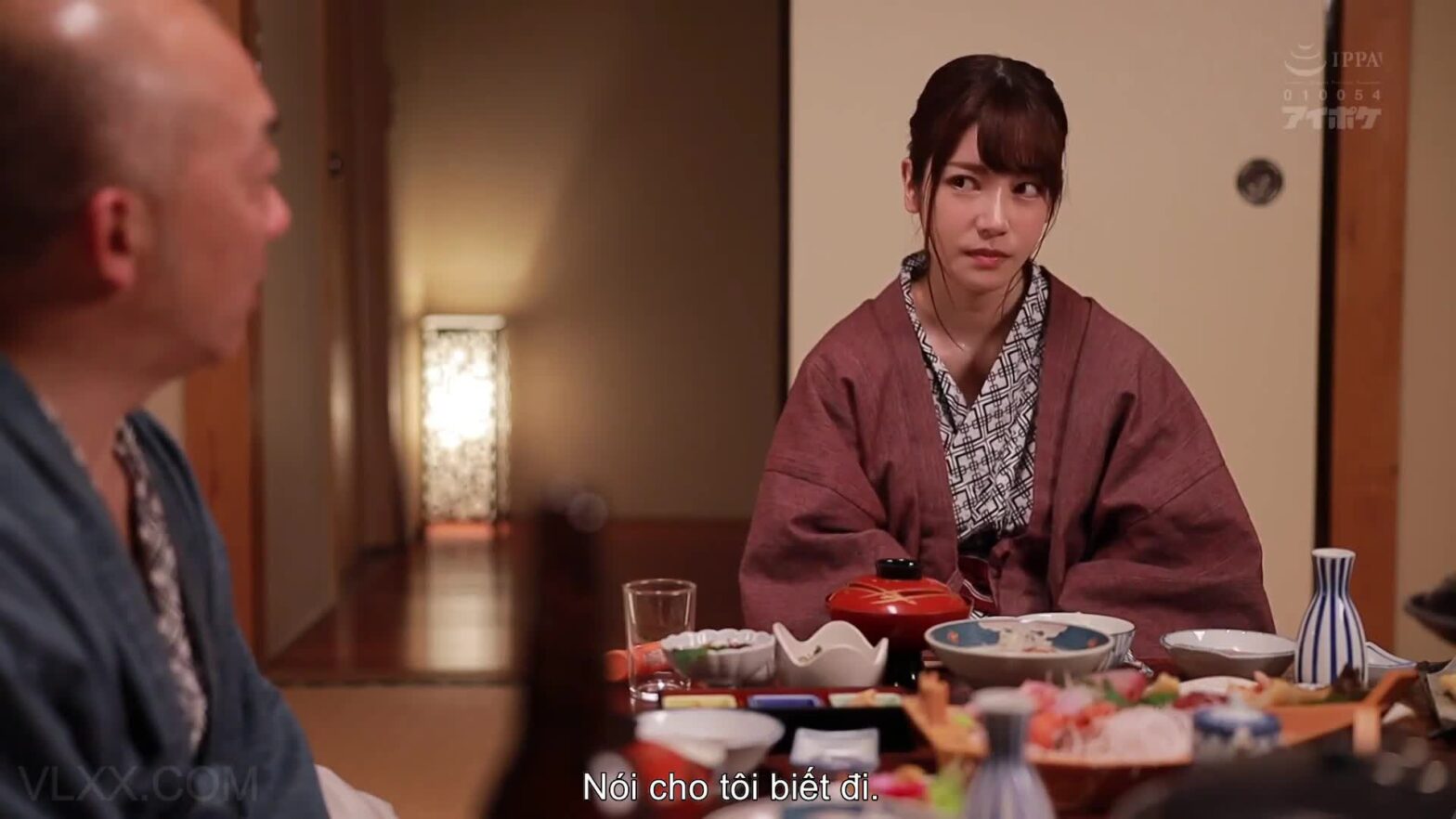 Học sinh ngoan mặc váy ngắn cúi chào, lộ lồn hồng không mặc quần lót