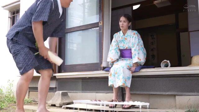 Em nhân viên nail, làm móng xong làm luôn “móng” khác cho khách