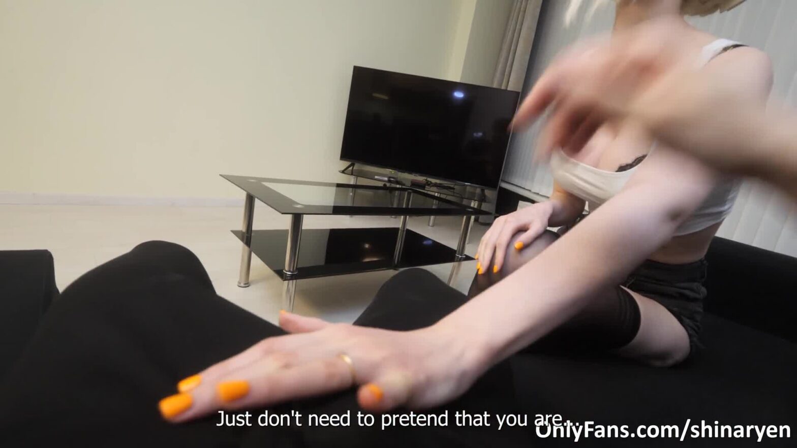 Người phụ nữ ngủ ngày vú to lộ qua chăn. Chồng đánh thức bằng cách bú núm vú rồi xuất tinh.