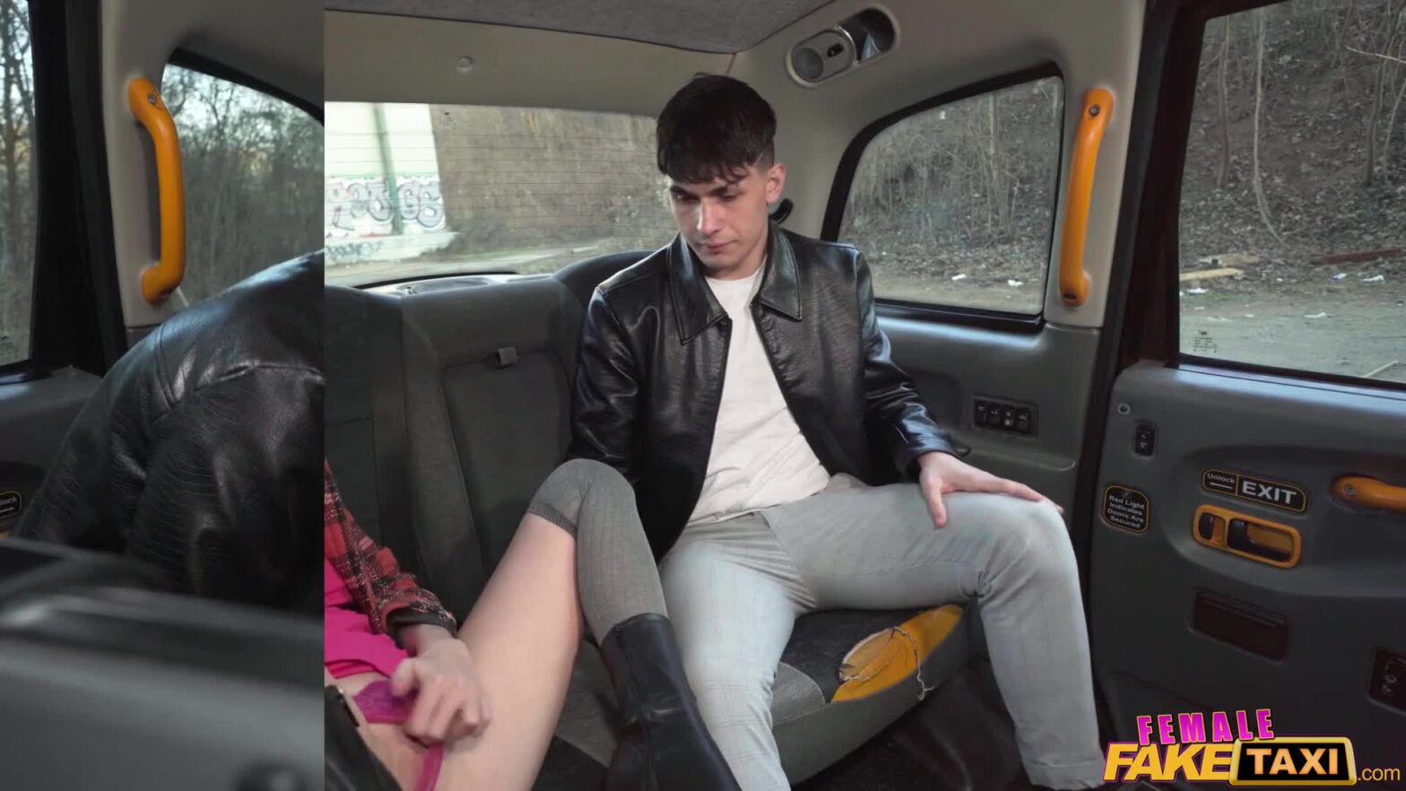 Cô nàng nấu canh vú săn chắc rung khi khuấy nồi. Chồng ôm từ sau, bóp núm vú rồi đổ tinh lên lưng.