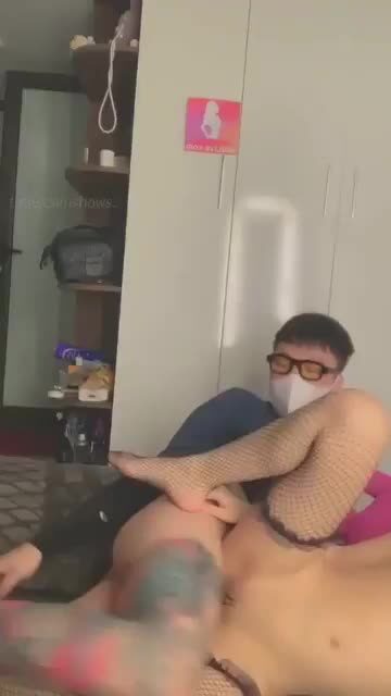 Chị em ruột chia phòng khách sạn, địt nhau thay vì ngủ