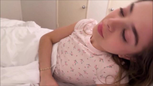 Cô nàng làm nail mông cong vểnh ngồi ghế thấp. Khách nam bóp vú to rồi địt từ phía sau trong tiệm.