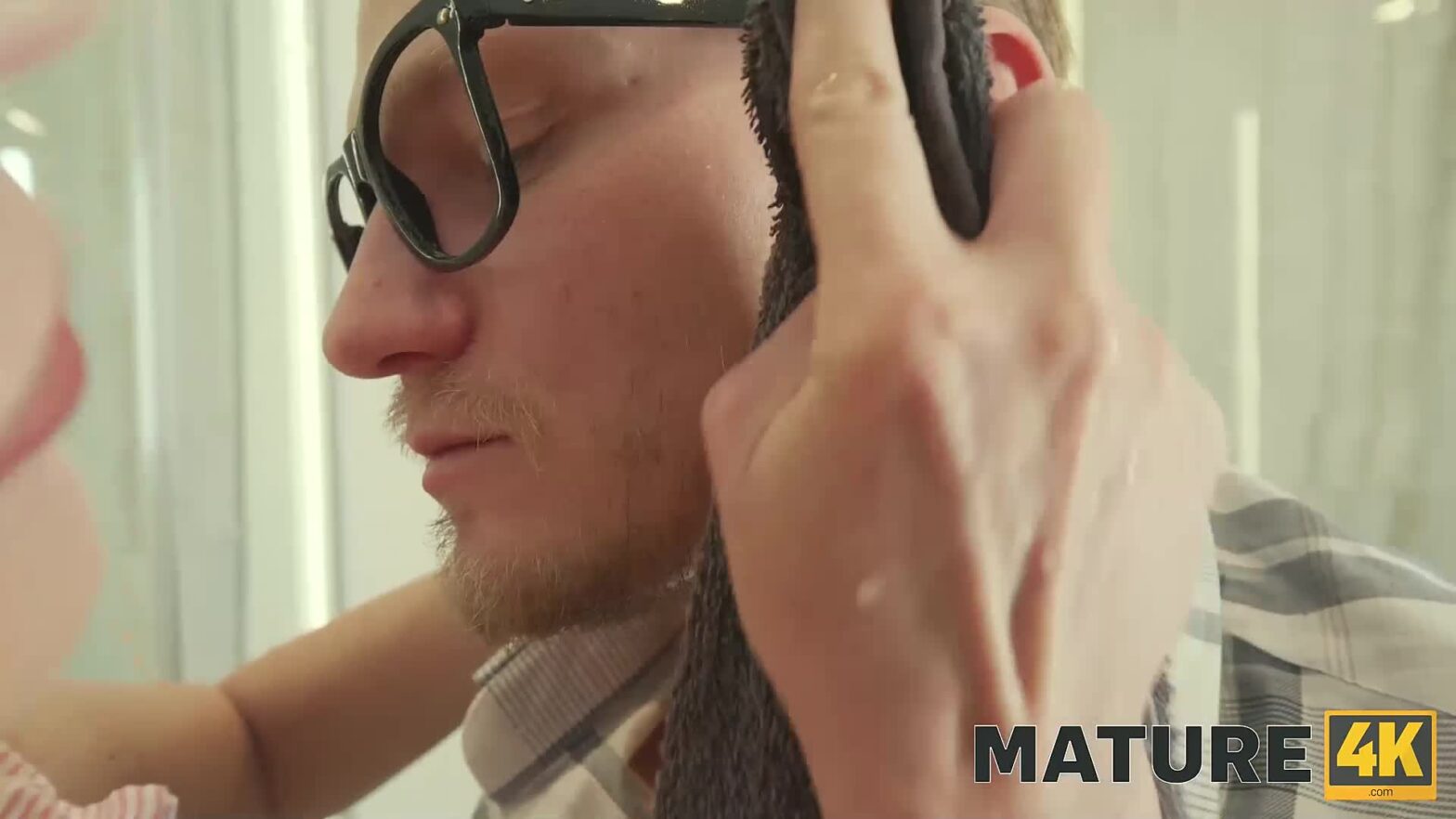 Vợ chồng quý tộc mời người lạ vào biệt thự. Chồng nhìn vợ bị người lạ đụ và xuất tinh đầy người.