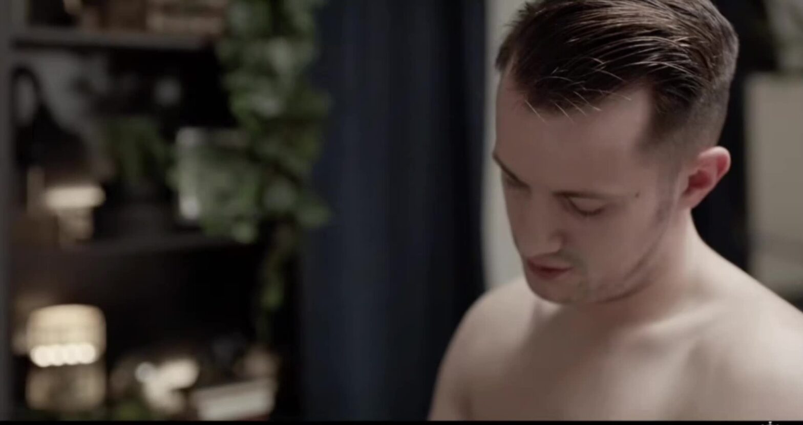 Đại gia mời bác sĩ nam khám tại nhà. Ông ta bị bác sĩ ép bú cặc trong phòng khám di động.