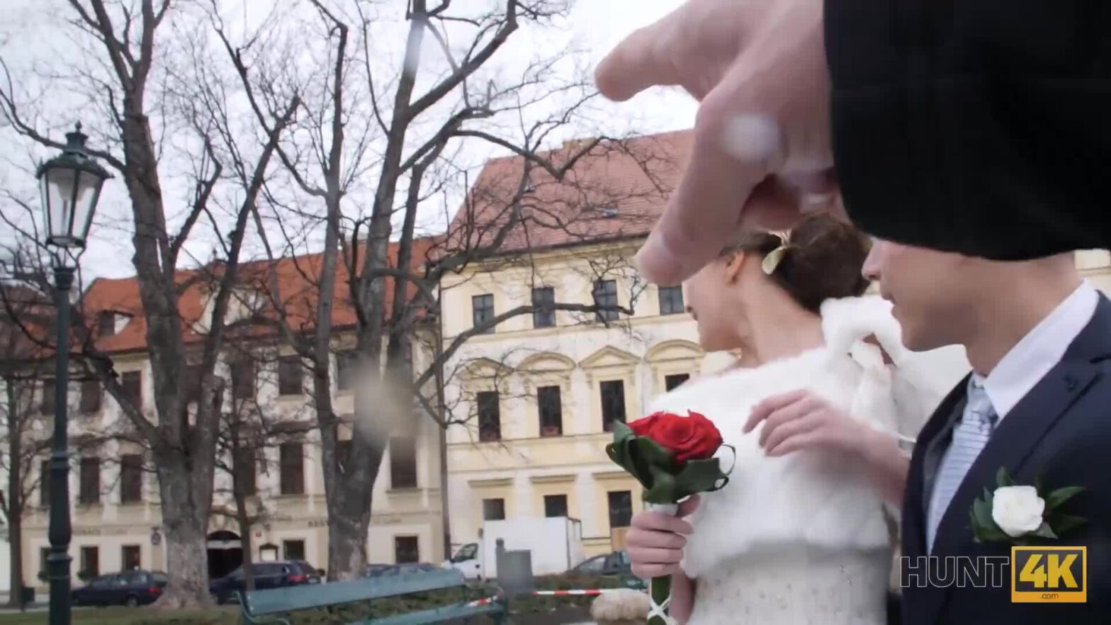 Nhóm quý tộc chơi trò roulette dâm dục. Người dừng kim phải quỳ phục vụ tình dục cho cả bàn tiệc.