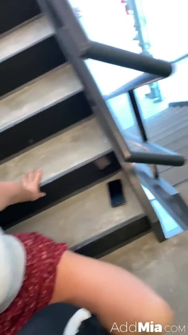 Quý ông già giàu có thuê người mẫu trẻ. Cô bị ông ta và con trai cùng lúc xuất tinh.