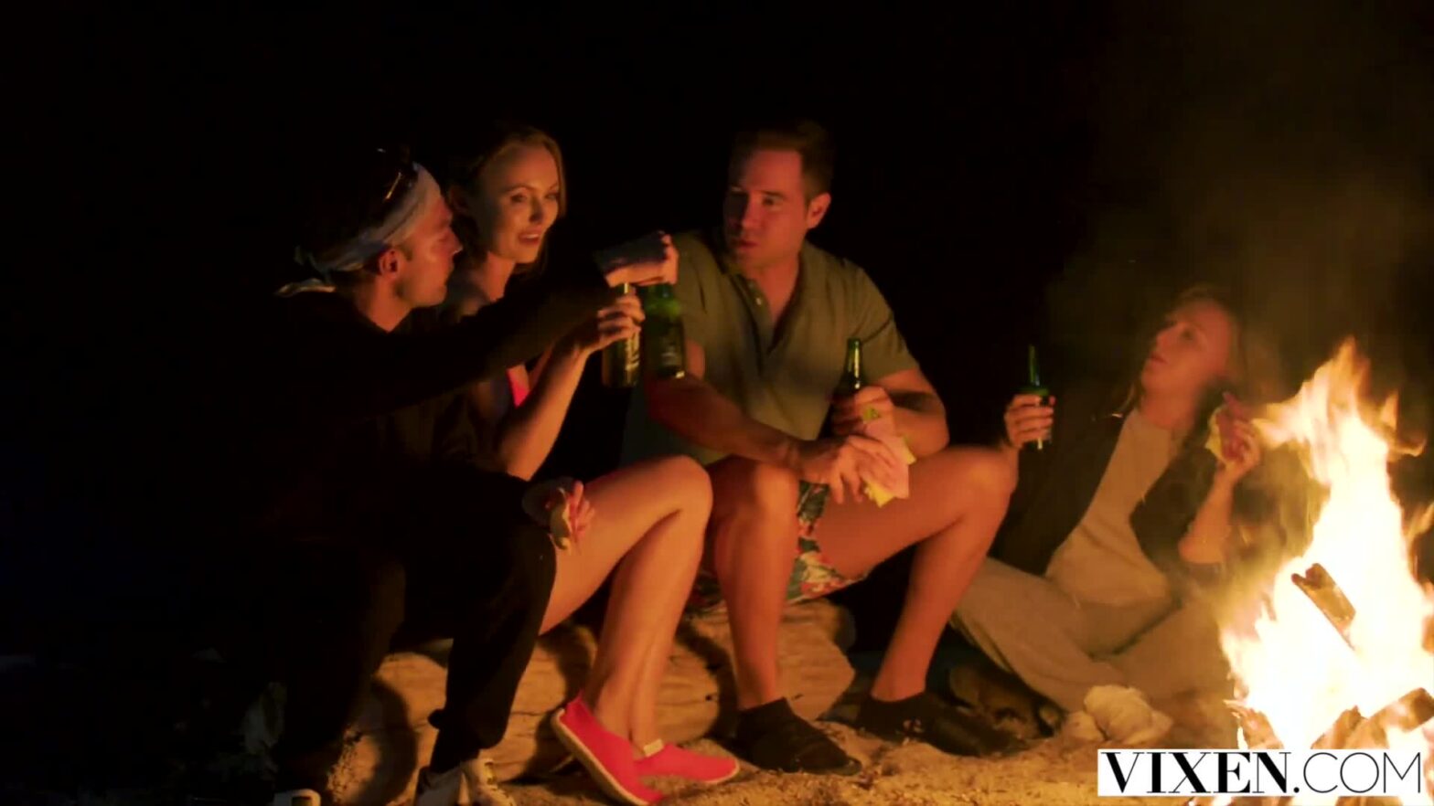 Người phụ nữ dắt chó đi dạo chân dài miên man. Người lạ kéo cô vào bụi, bóp vú và đụ lỗ đít giữa công viên.