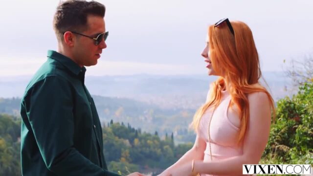 Cô nàng freelance eo nhỏ xíu ngồi bàn làm việc. Khách hàng gặp thật, bóp mông cong rồi địt nát trên ghế.